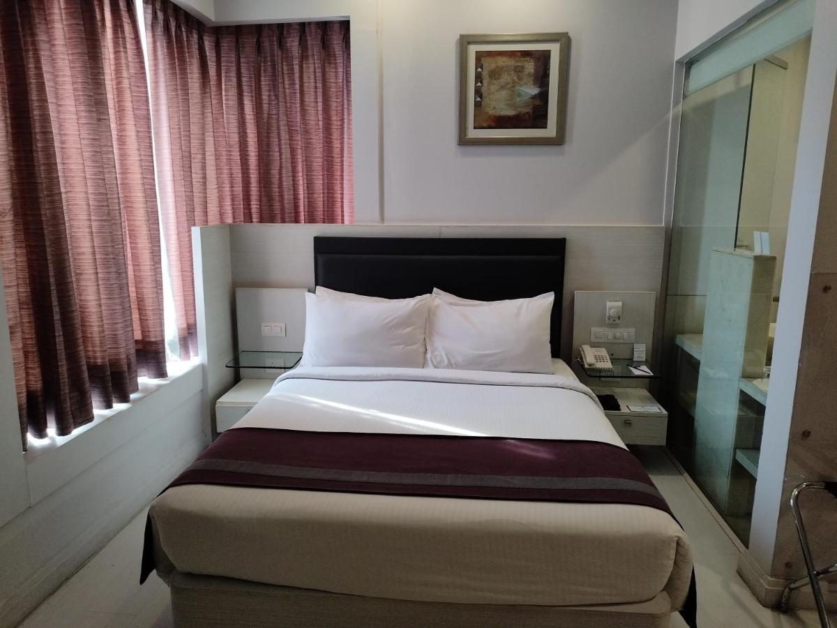 hotel sarovar portico delhi